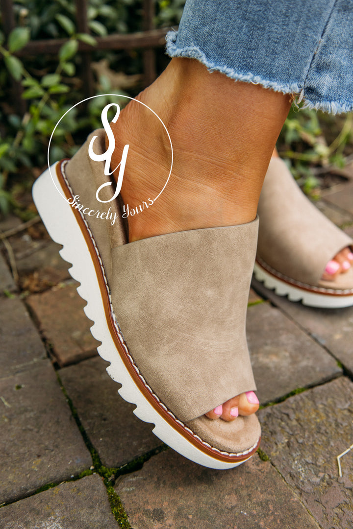Main Squeeze Wedge- Taupe