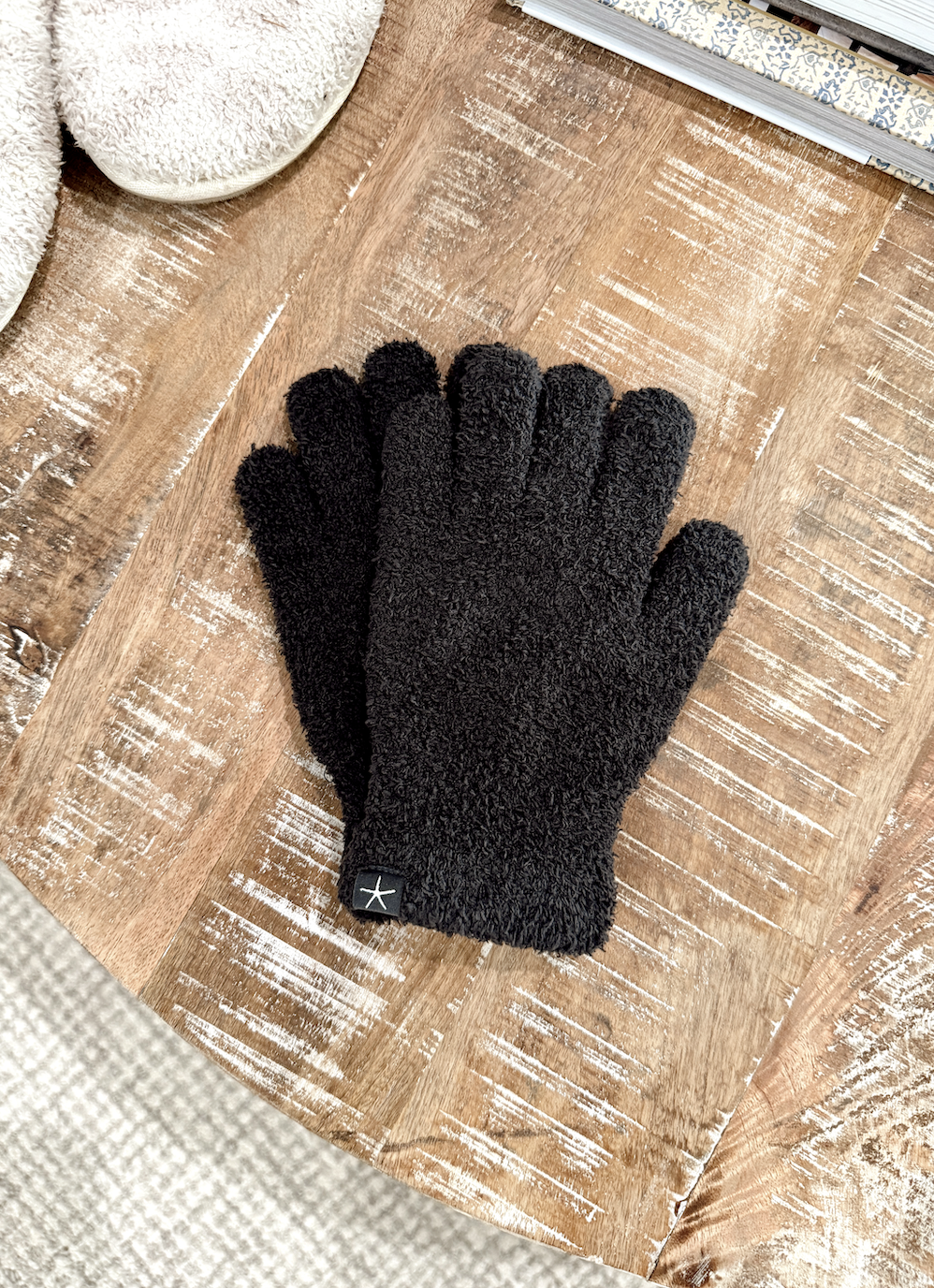 Barefoot Dreams: CozyChic® Gloves-Carbon