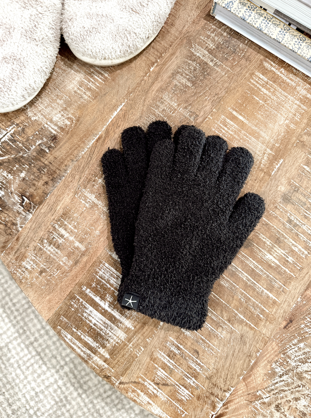 Barefoot Dreams: CozyChic® Gloves-Carbon
