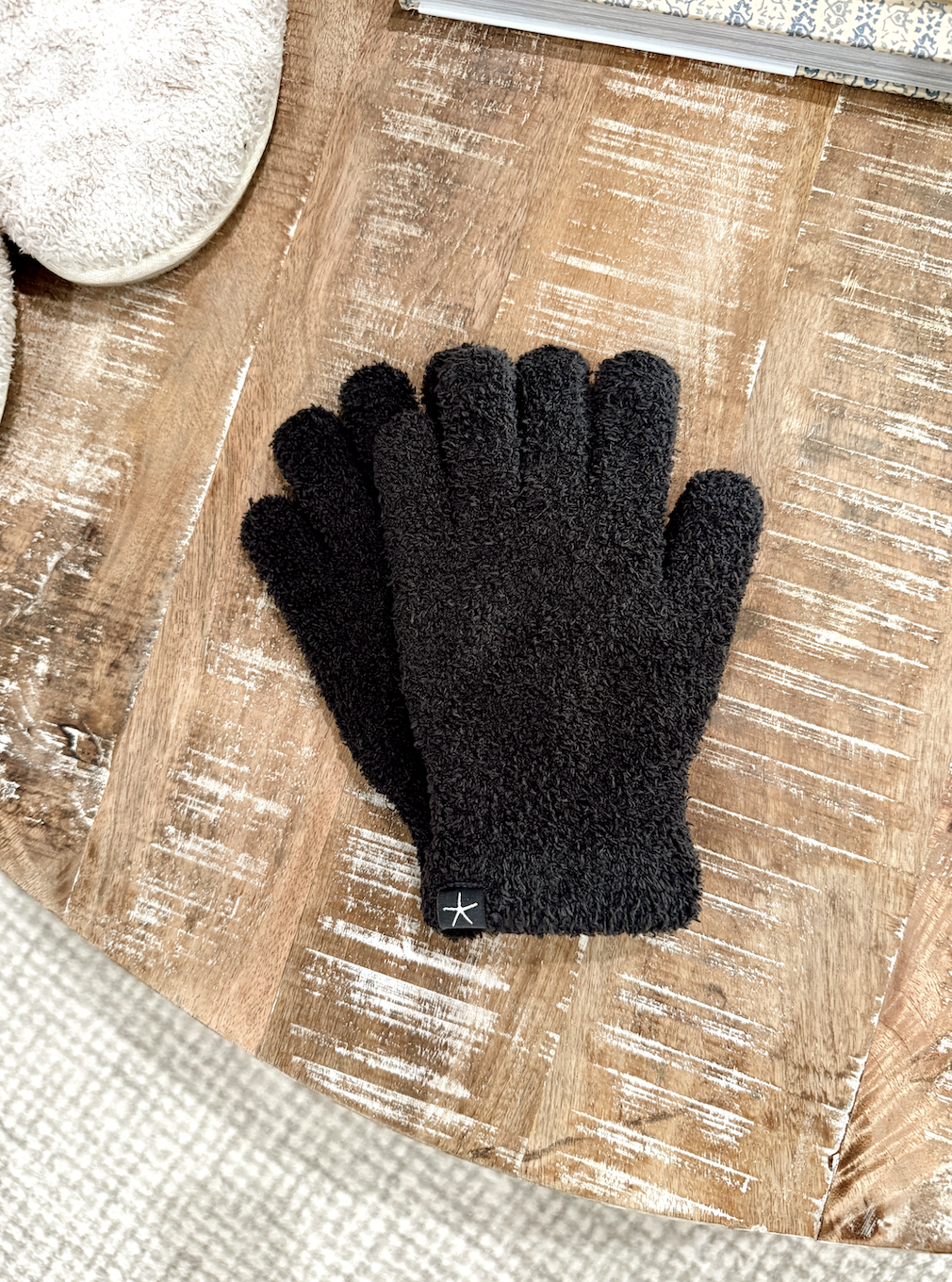 Barefoot Dreams: CozyChic® Gloves-Carbon