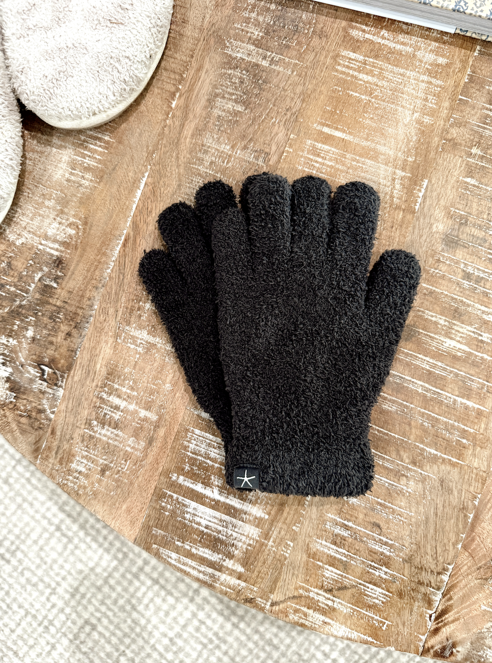 Barefoot Dreams: CozyChic® Gloves-Carbon