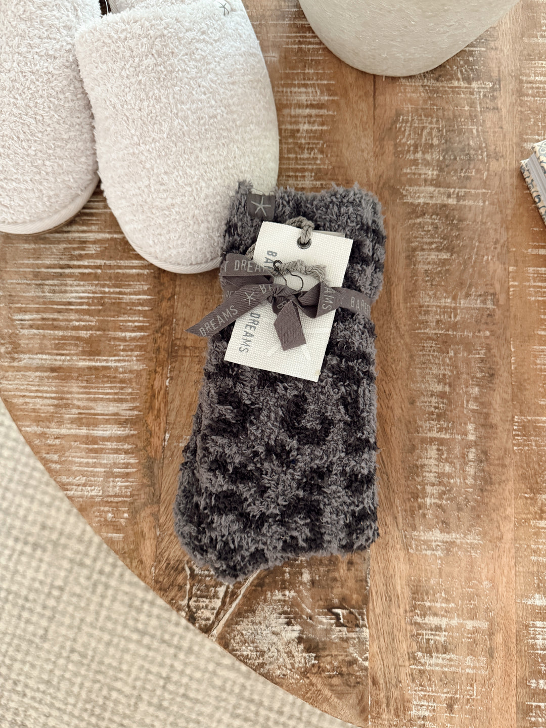 Barefoot Dreams: cozychic barefoot in the wild socks - graphite/carbon