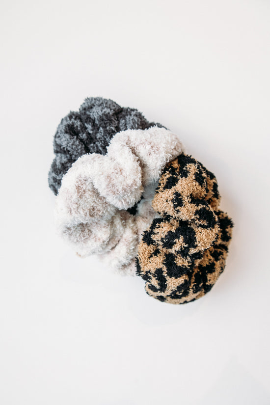 Load image into Gallery viewer, Barefoot in the Wild™ CozyChic 3 Scrunchie Set -Multi
