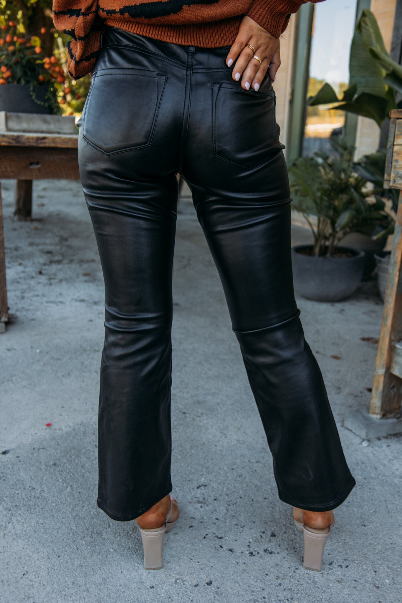 Flare-Leg Mid-Rise Crop Black Pant | RW&CO.