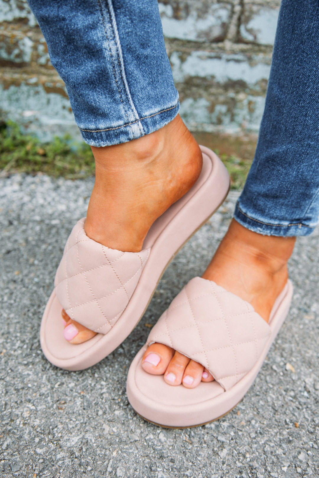 dusty pink quilted slide