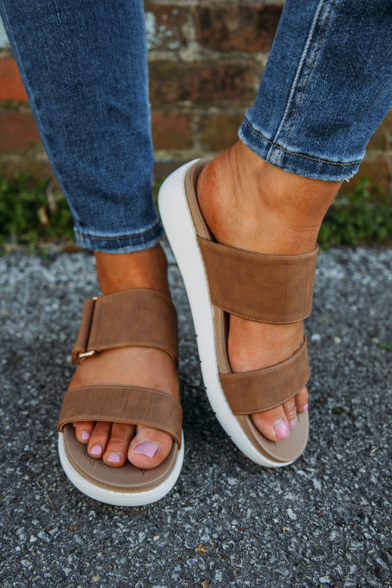 These cute and comfy sandals are a must for the perfect everyday look!! Pair with denim of your choice and you're all ready to go!!