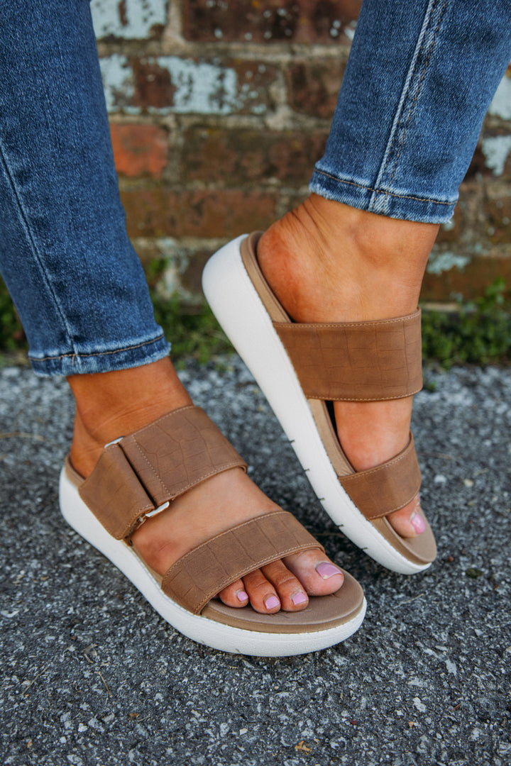 These cute and comfy sandals are a must for the perfect everyday look!! Pair with denim of your choice and you're all ready to go!!