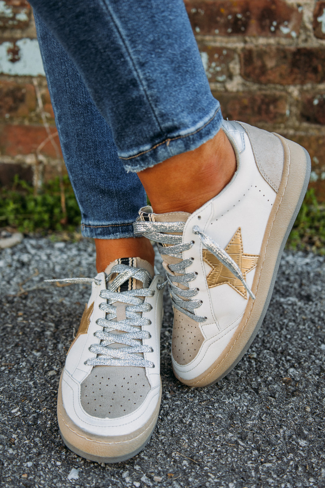 A classic shoe that is a staple! The white Rosalia Sneaker features a tan suede tongue with a gold star and silver heel tab. So trendy and super comfortable for everyday wear! These are perfect for a casual day of running errands or super cute dressed up for a casual date! 