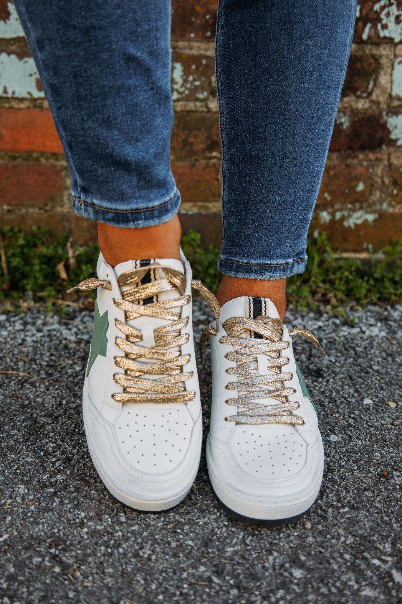 A classic shoe that is a staple! The white Paz Sneaker features a green star and gold sparkle heel tab. So trendy and super comfortable for everyday wear! These are perfect for a casual day of running errands or super cute dressed up for a casual date!