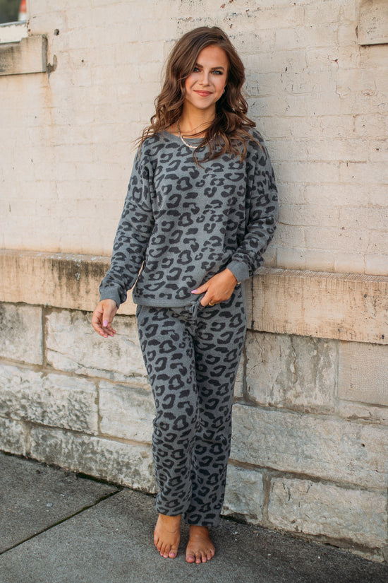 Load image into Gallery viewer, Barefoot Dreams: CozyChic Ultra Lite® Slouchy Barefoot in the Wild Pullover -Graphite /Carbon

