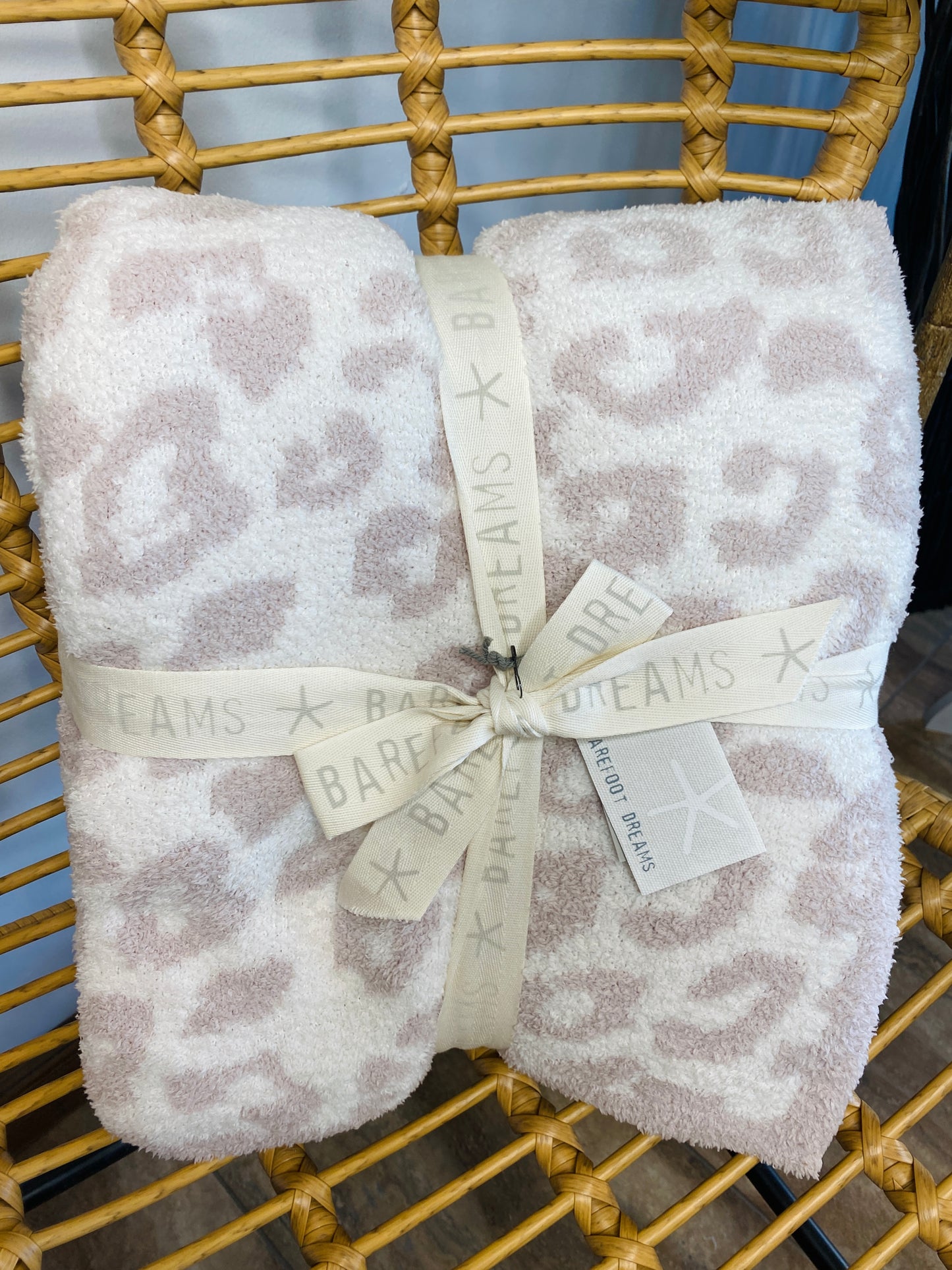 Barefoot Dreams: cozychic in the wild adult throw - Stone / Cream